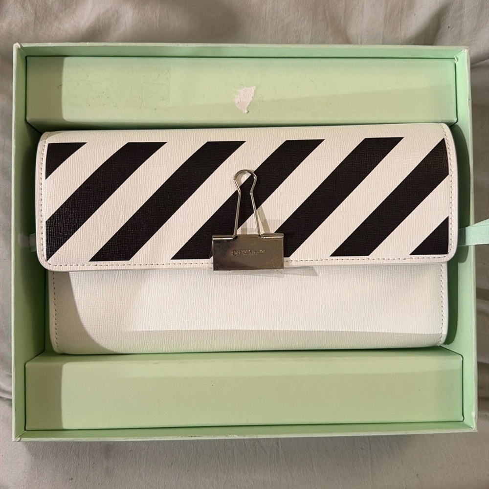 Off White Binder Wallet on Chain